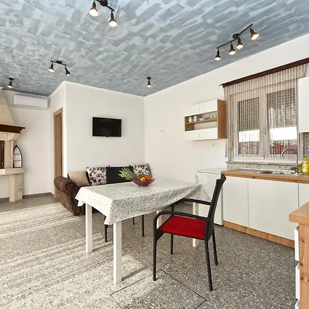 Apartment Apartments Villa Oliva 759 Valbandon